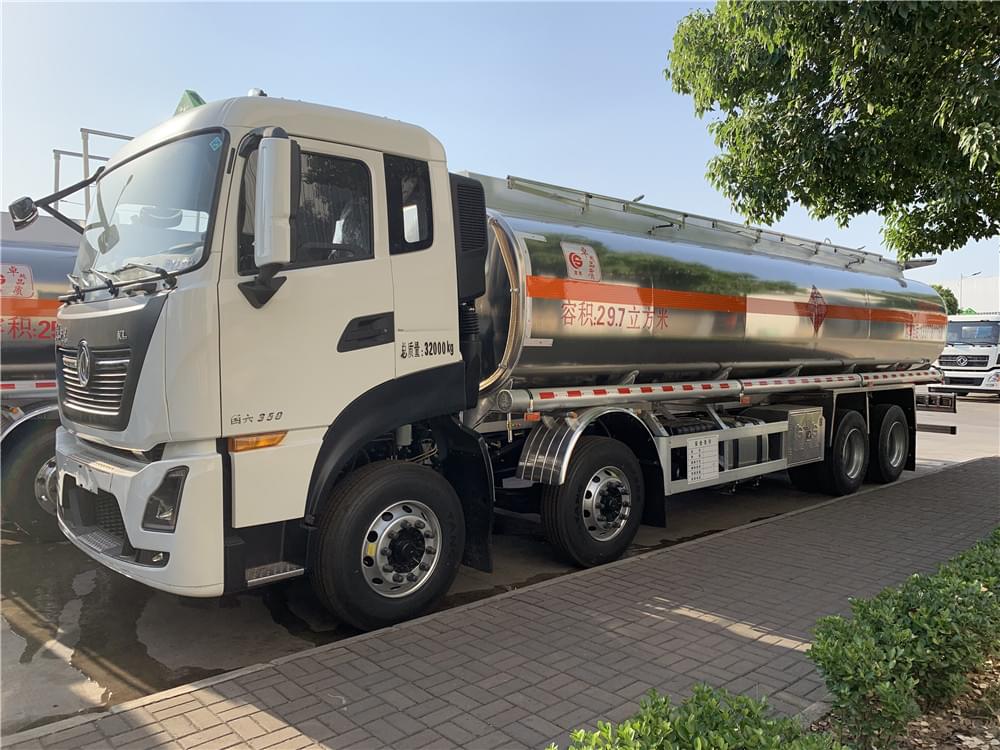 國(guó)六前四后八東風(fēng)天龍29.7方油罐車圖片2