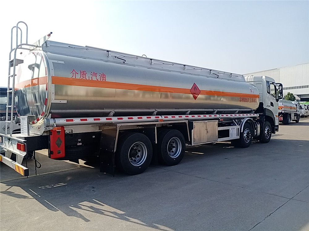 國(guó)六前四后八東風(fēng)天龍29.7方油罐車圖片3
