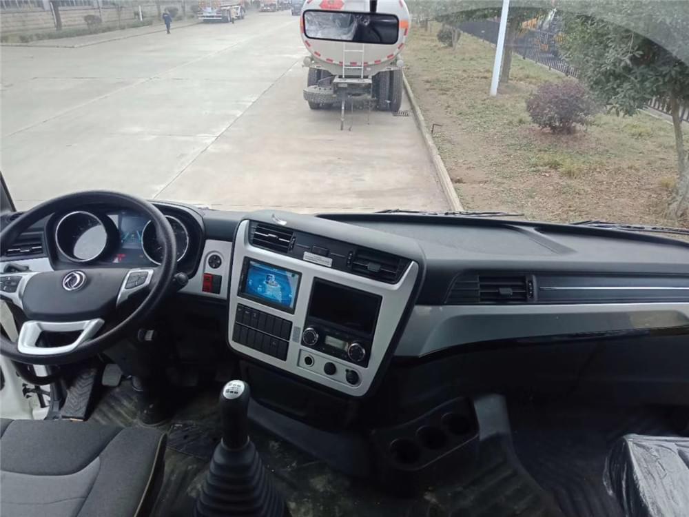 國(guó)六前四后八東風(fēng)天龍29.7方油罐車圖片4